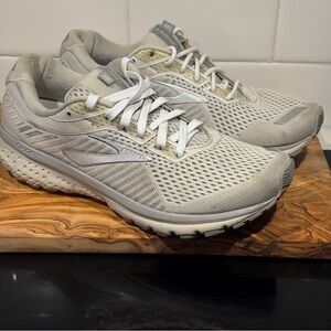 Brooks Ghost 12 Women’s Running Shoes Silver Grey White 1203051B112 Size 8.5 B